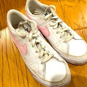 Girls Nike low sneakers.